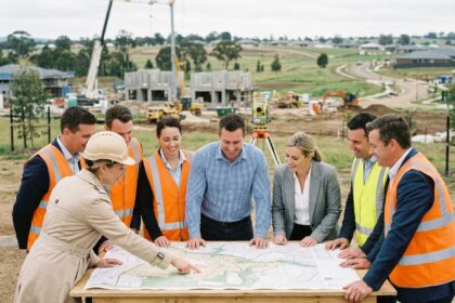 Groupe de promoteurs immobiliers en réunion sur un plan