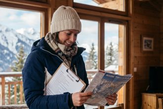 Femme souriante en ski à Morzine dans un chalet