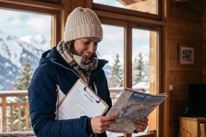 Femme souriante en ski à Morzine dans un chalet