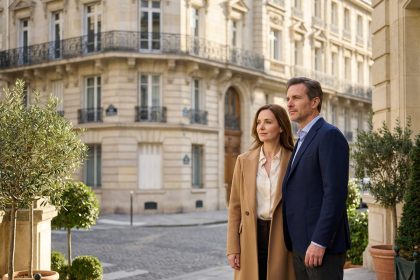 Couple élégant observant un immeuble haussmannien parisien en pierre, investissement immobilier haut de gamme en France