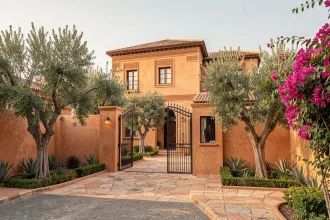 Villa à vendre à Marrakech Targa avec jardin privé et façade en pisé traditionnel marocain